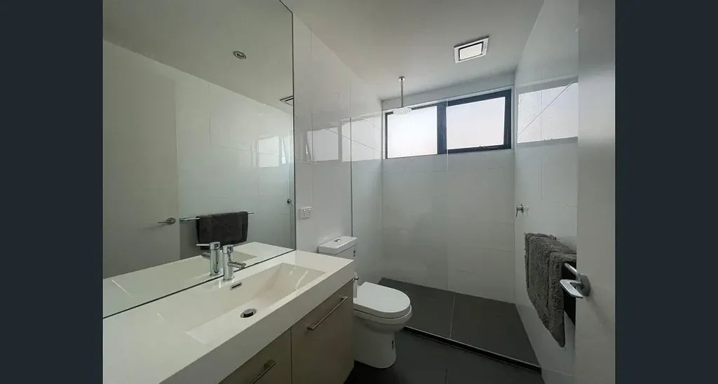 Modern 2-Bedroom Unit with Private Courtyard & Secure Parking