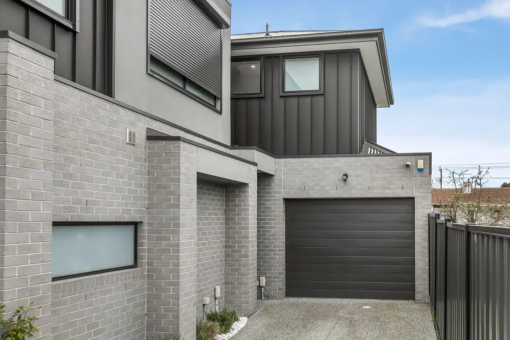 Broadmeadows 3બેડરૂમ Luxury Townhome Living with Rare Backyard & Designer Finishes