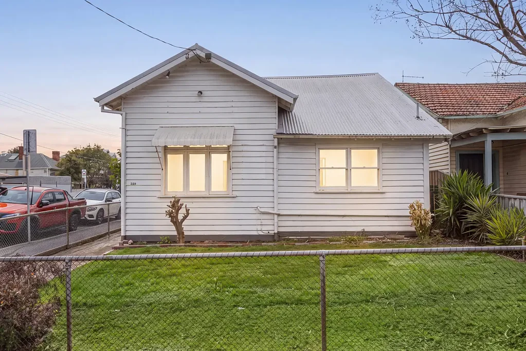 Brunswick 2બેડરૂમ A Rare Corner Opportunity - Bring Your Vision
