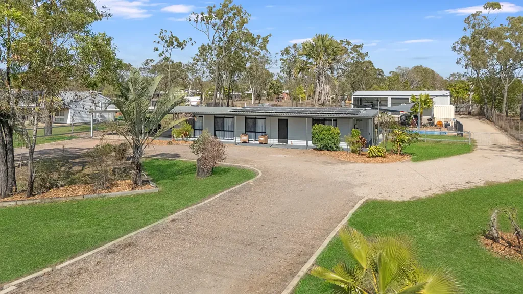Mount Low 3ਬੈੱਡਰੂਮ Sort after acreage with pool!