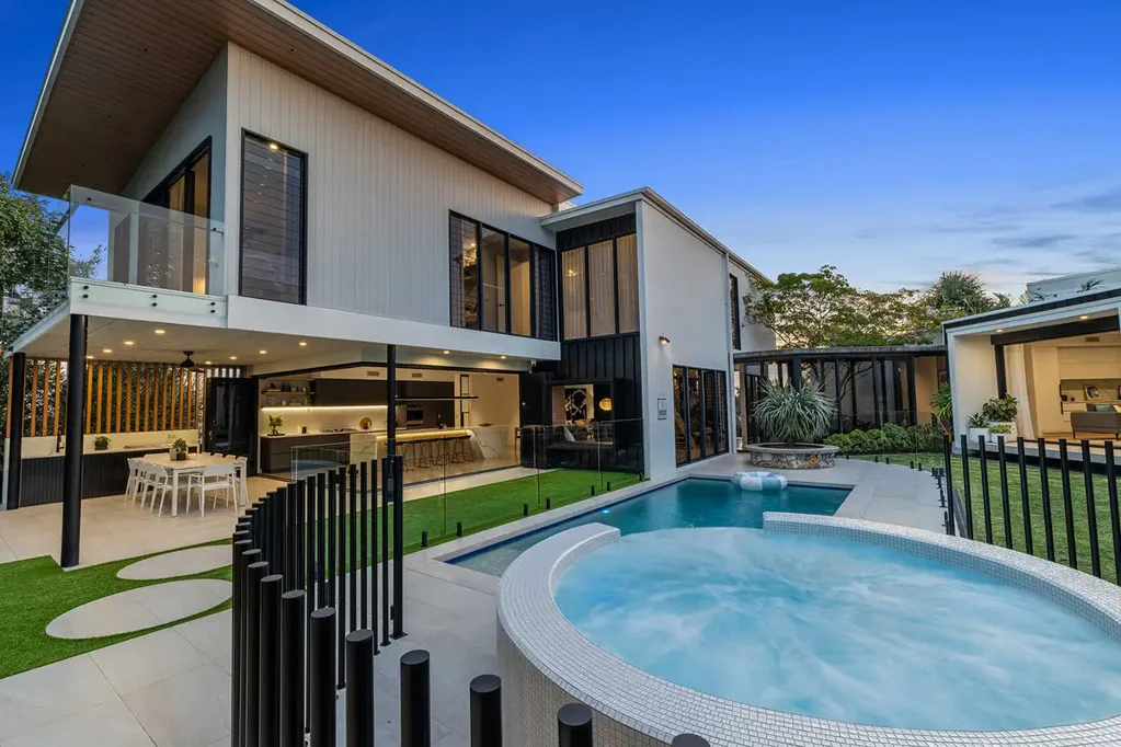 Mooloolaba 4ਬੈੱਡਰੂਮ BENCHMARK HOME FOR BEACHSIDE MOOLOOLABA!