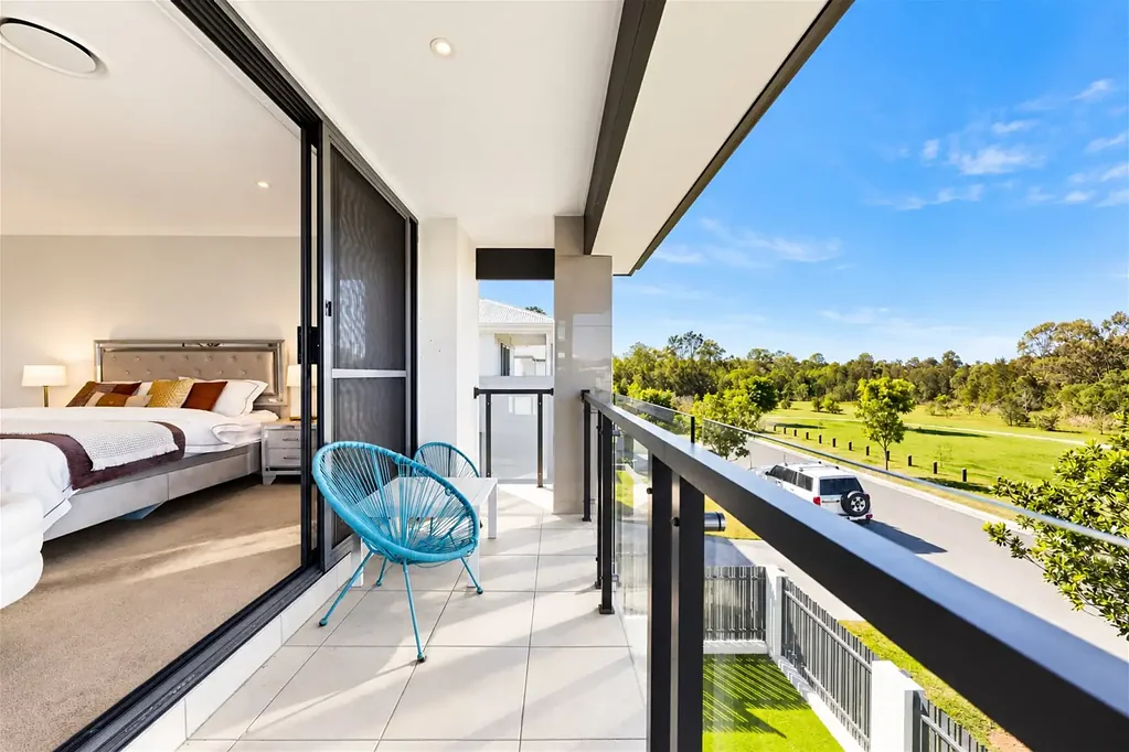 Helensvale 5Kwarto First Time on Market: Impressive 440m 5-Bedroom Family Home Opposite Parkland