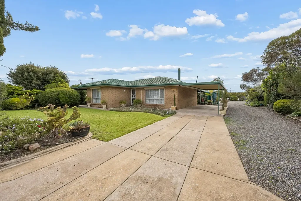 Tailem Bend 4બેડરૂમ Neat as a Pin Home with Massive Shed on 1,621m² Allotment