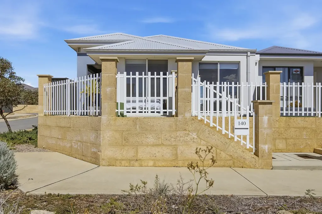 Lakelands 3 Bedroom Easy living + effortless lock & leave appeal.