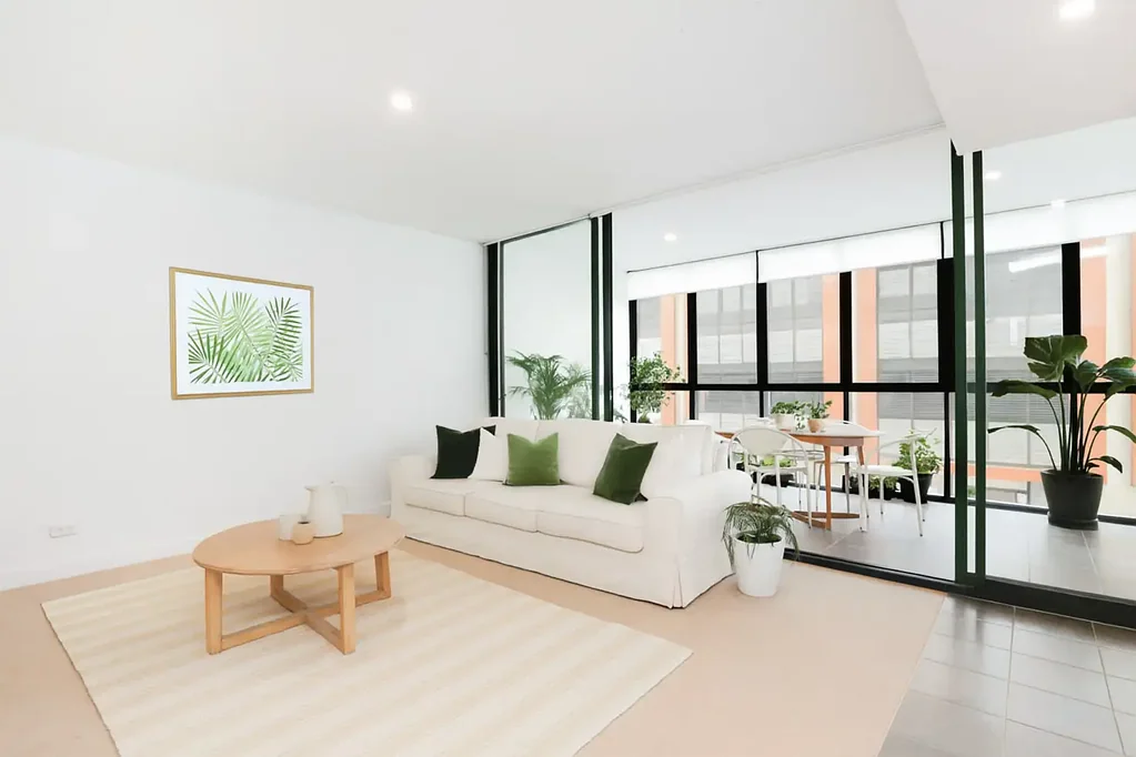 IMMACULATE, CHIC & PERFECTLY POSITIONED!