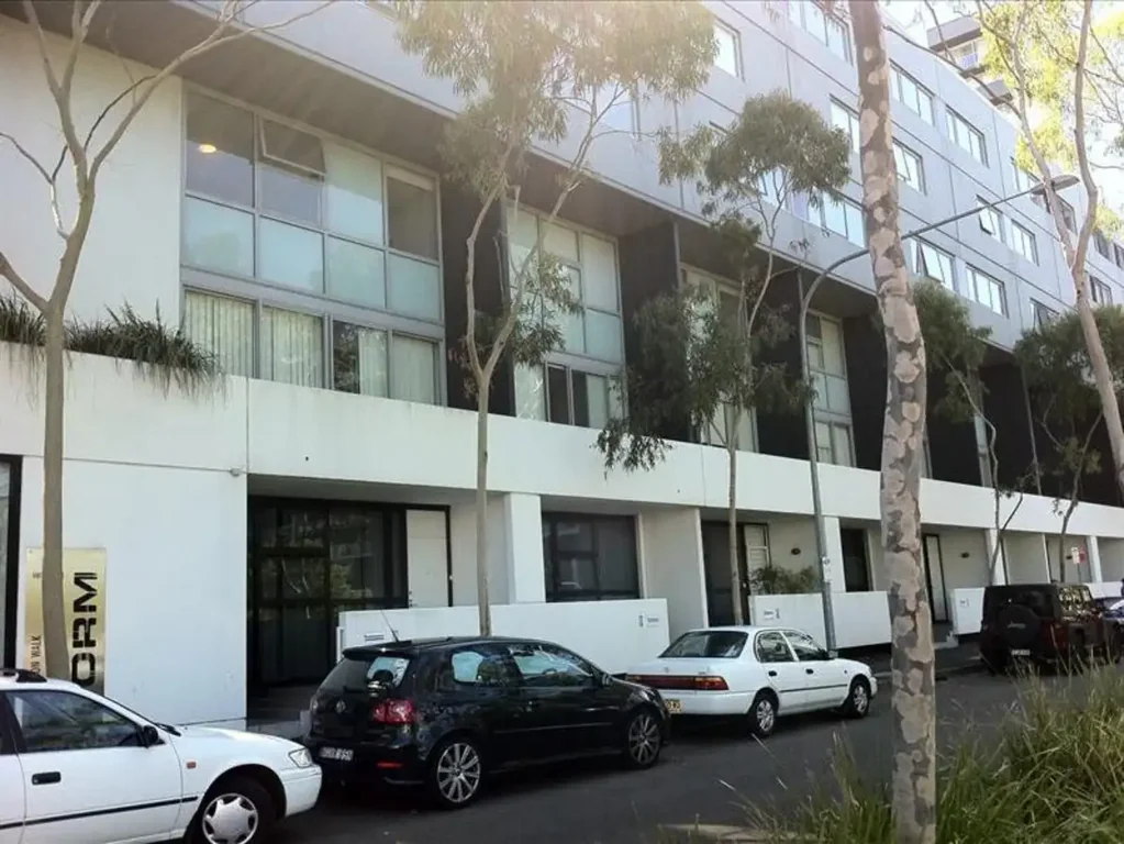 Street access split level 2 Bedrooms for RENT at Form!