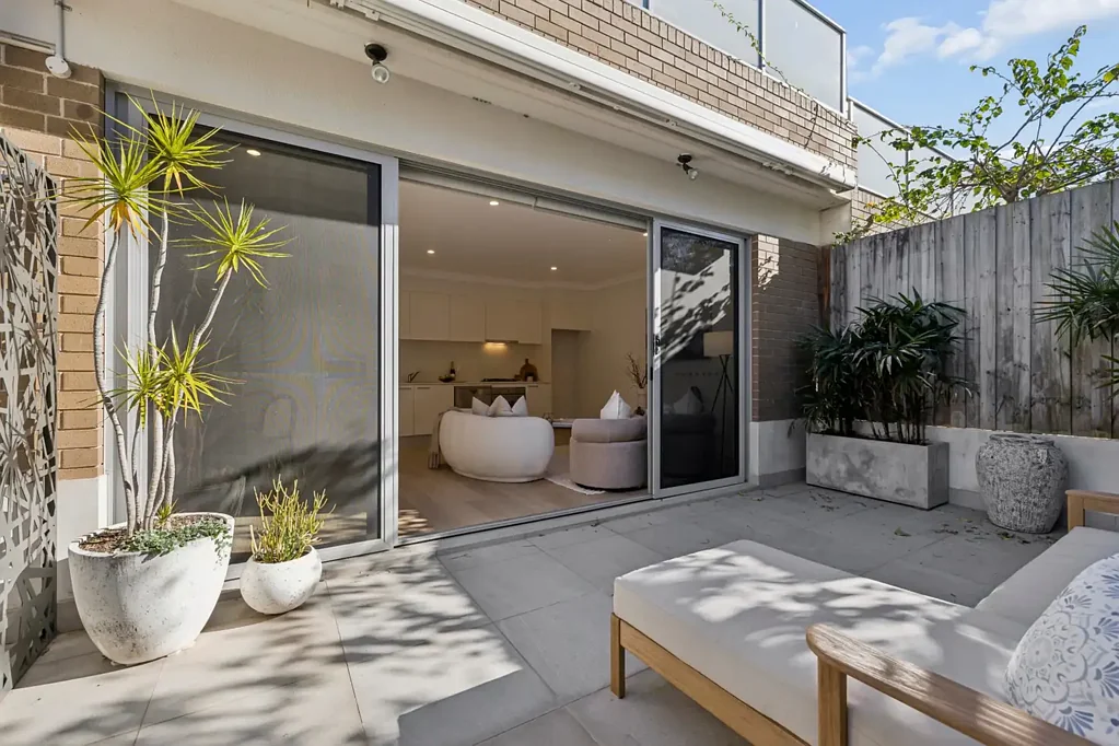 Rozelle 1कमरा Sun-Bathed Garden Apartment in a Boutique Block of 10 Positioned in a Prime Village Setting