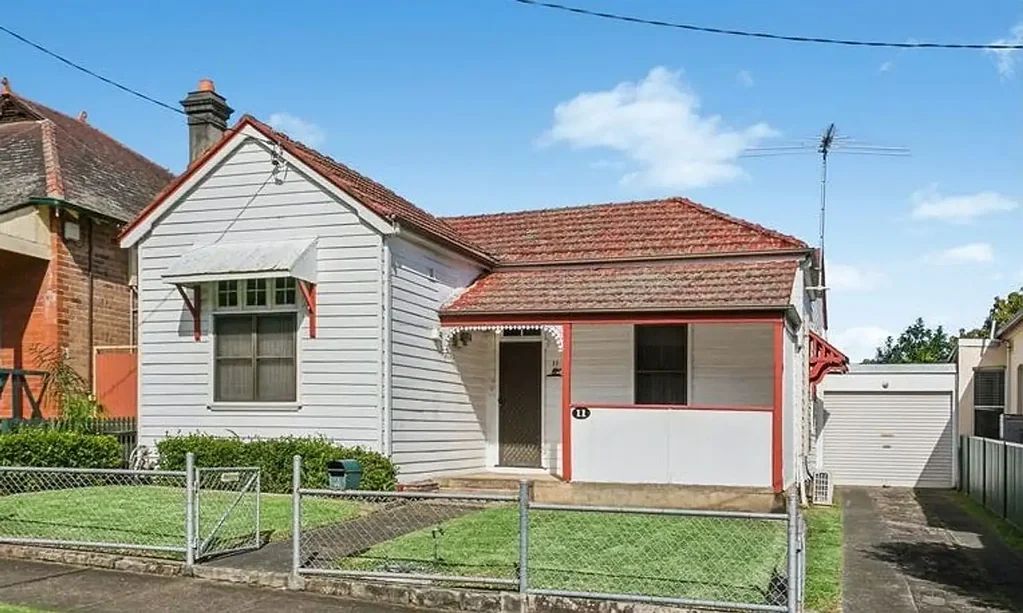 Carlton 3ਬੈੱਡਰੂਮ Charming Home with Duplex Potential in Prime Position