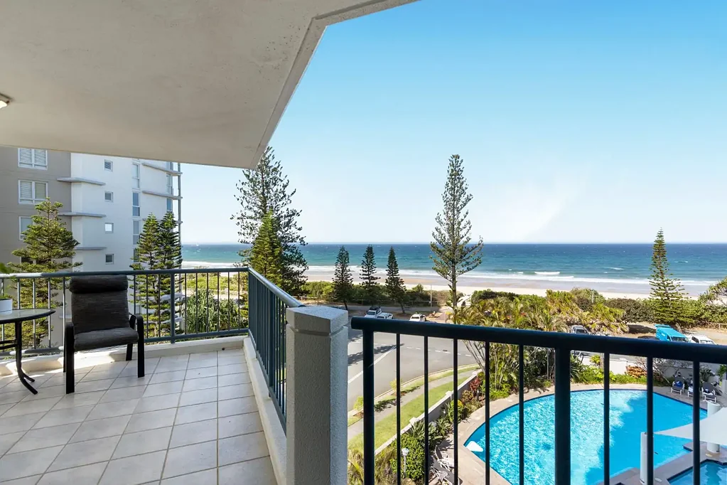 Broadbeach 2 Slaapkamer Coastal Elegance with North-East Ocean Views