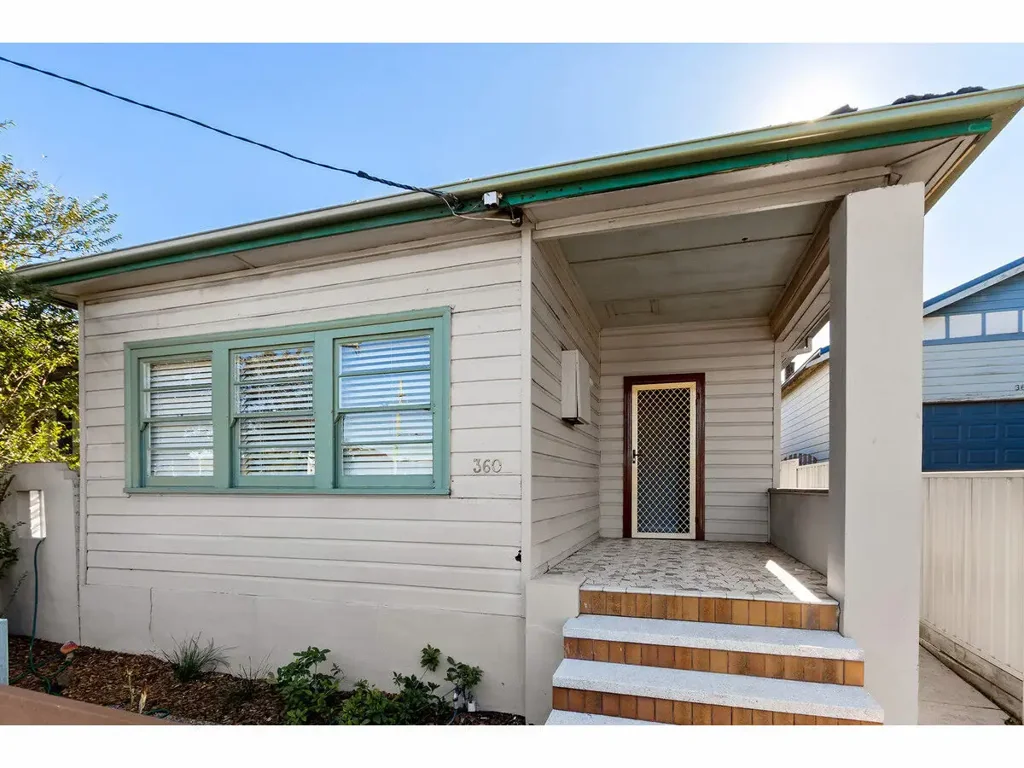 NEAT AND TIDY UNIT WITH PARKING PLUS IT'S CENTRALLY LOCATED