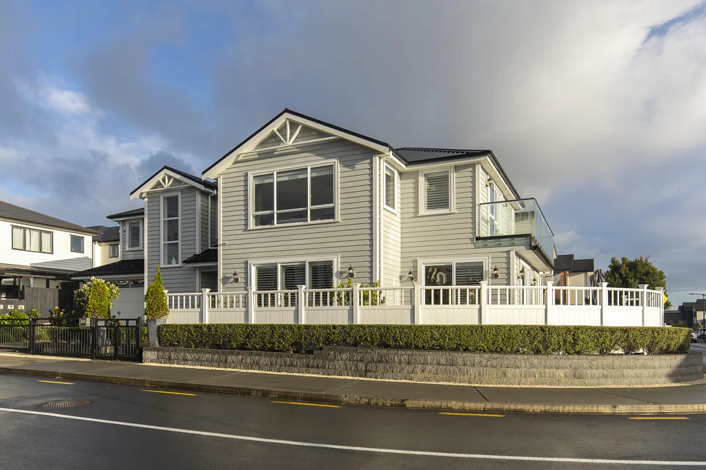 Hobsonville 5कमरा Sea Views, Corner Situated & Dual Masters