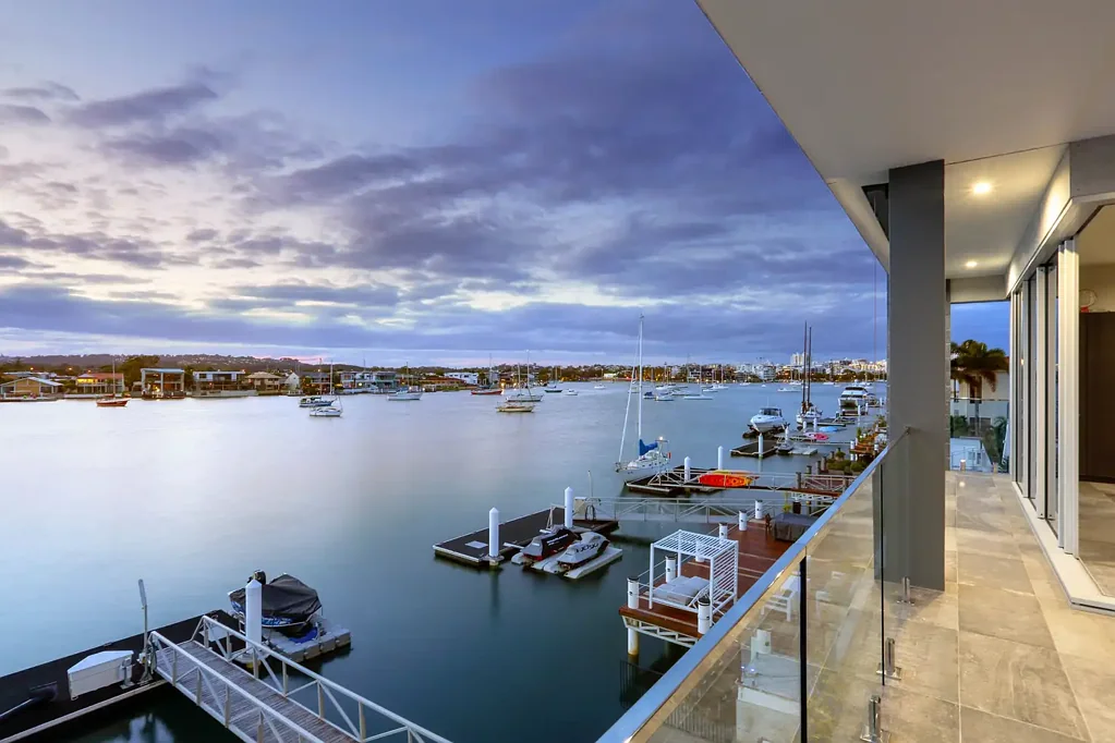 Minyama 6部屋 Boasting 21 metres of prime river frontage, breathtaking water views, and a private 15-metre pontoon with deep-water access.