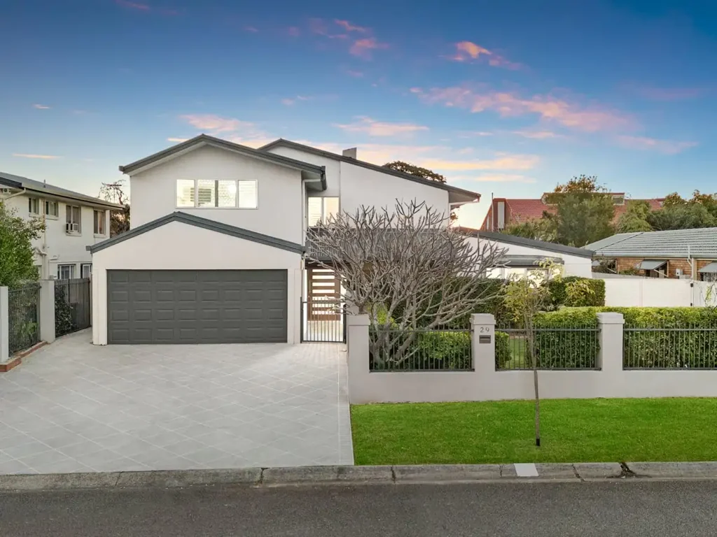 Eight Mile Plains 5Kwarto Large, modern family home in tightly held EMP pocket