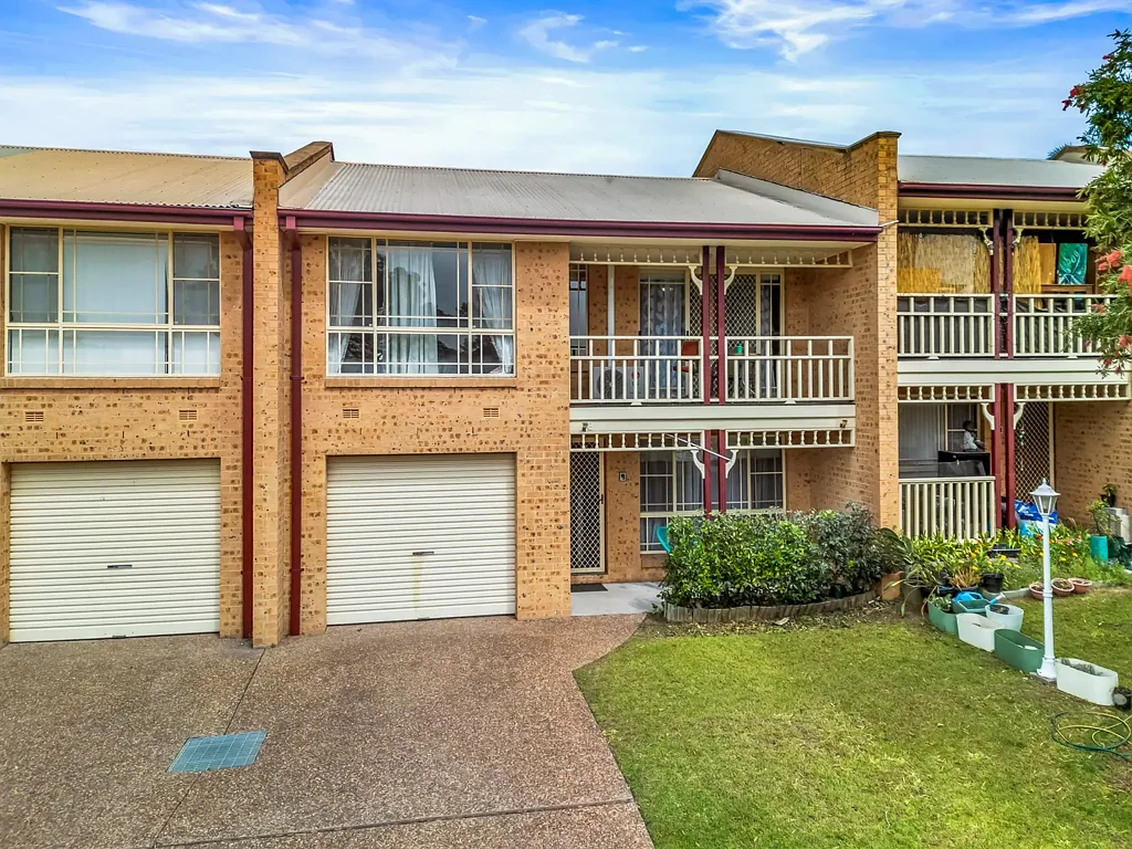 Singleton 4房  Charming Double Storey Townhouse with Courtyard & Shared Swimming Pool!