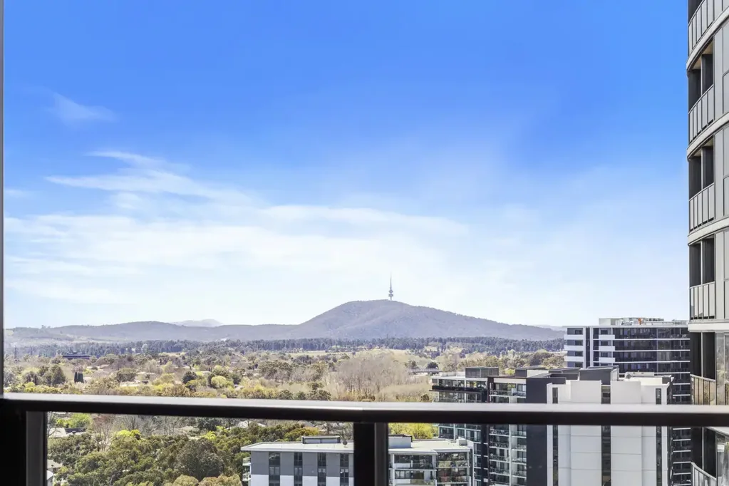 Top Floor 1 Bedroom Apartment In WOVA