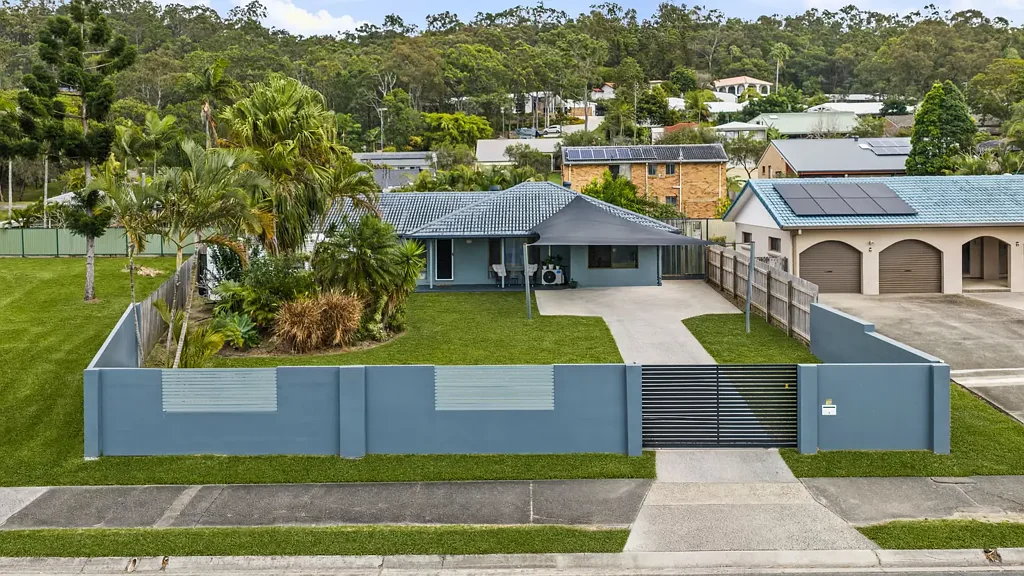 Helensvale 4房  Tropical Family Retreat on a Rare 902m Block