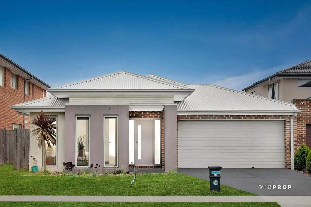 Point Cook 4कमरा Spacious Family Living with Multiple Living Zones in a Prime Point Cook Location