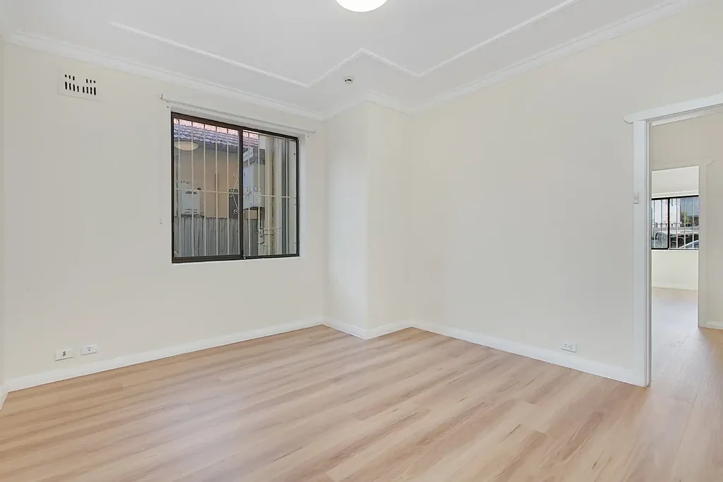 Art Deco Apartment with Sunroom Moments from Bondi Beach