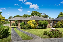 16 Ravenhill Crescent, Endeavour Hills