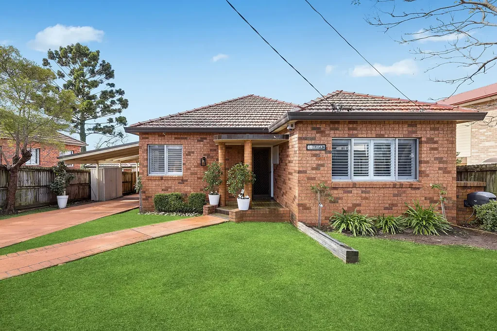 Gymea 3બેડરૂમ Cottage-like family home within a walk of the village