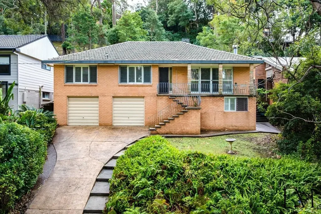 Dual-Level Cul-De-Sac Home Bordered by Blackbutt Reserve
