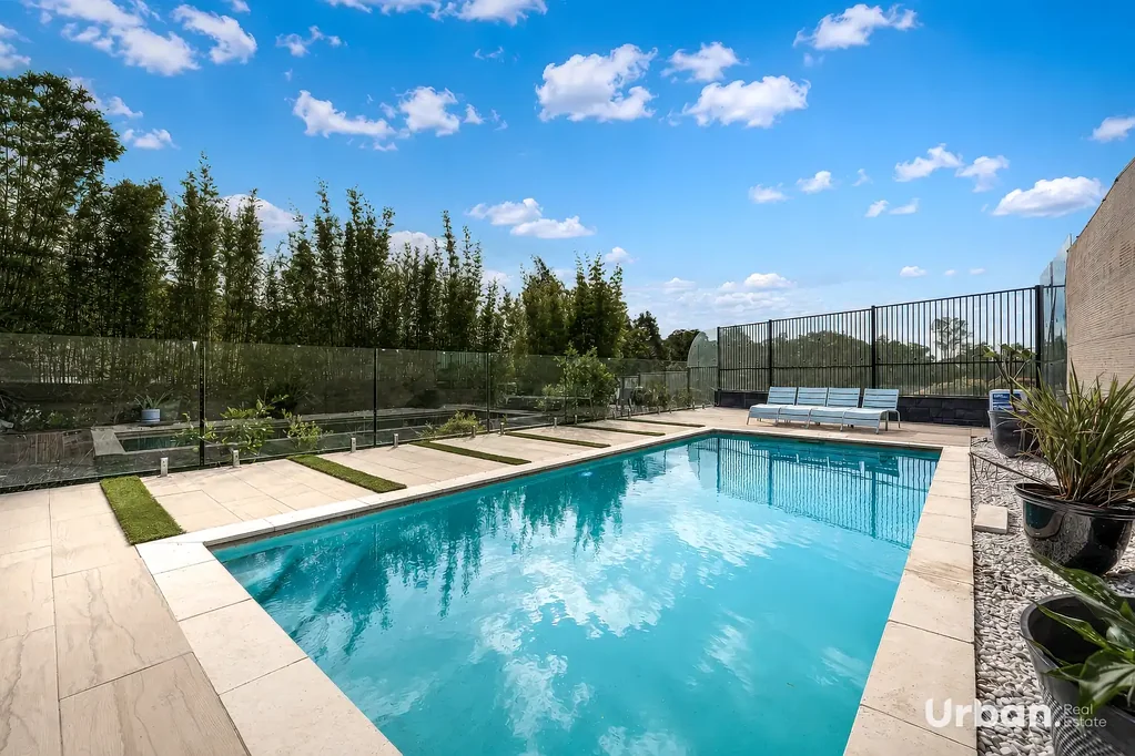 Colebee 6ਬੈੱਡਰੂਮ Luxury Golf Course Living on 730.8sqm | 6 Bedrooms, 5 Bathrooms & Resort-Style Entertaining