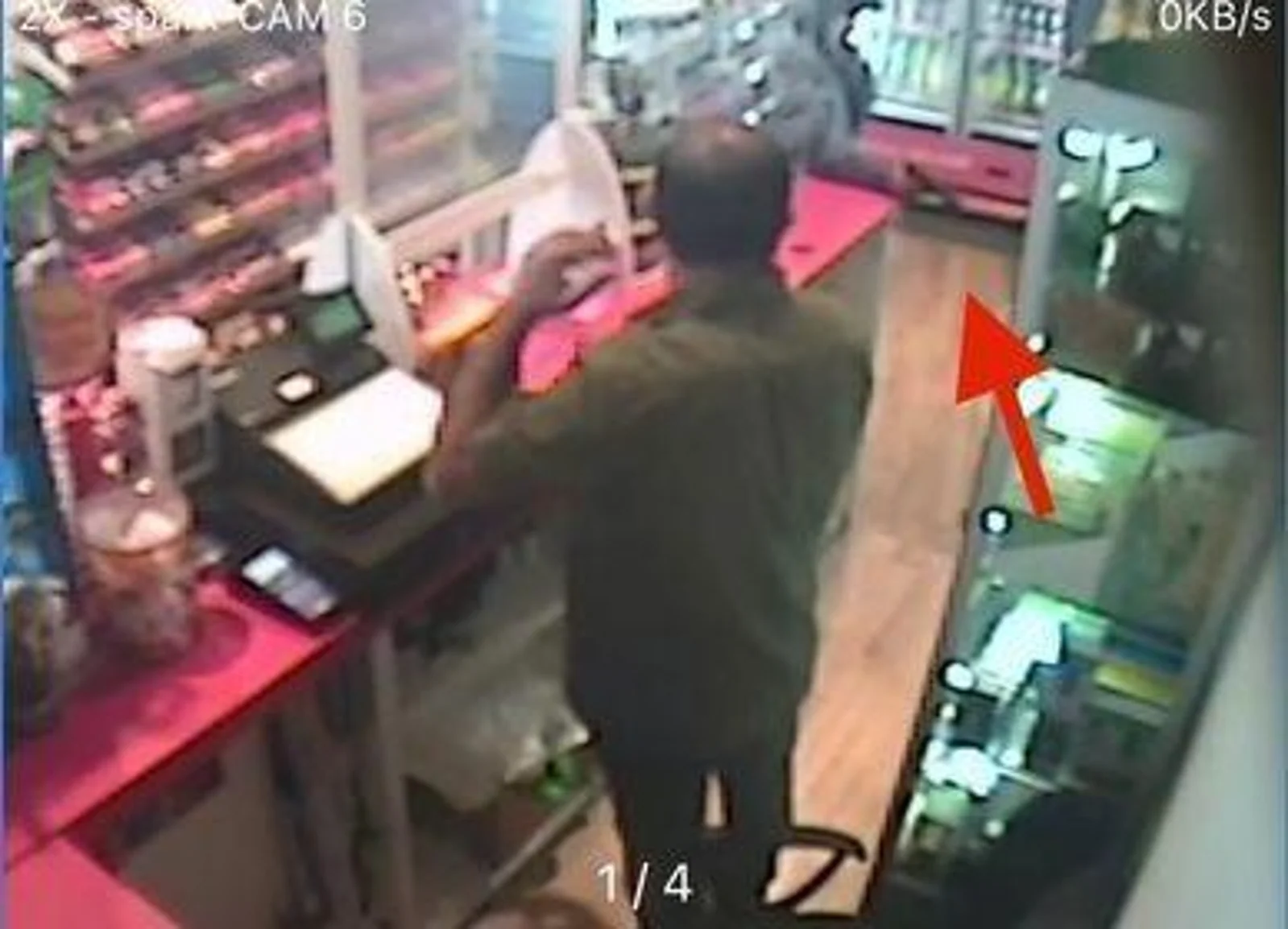 被人拿枪指脸！奥克兰便利店大白天遭抢，CBD多家店铺连环遭殃，店主崩溃！