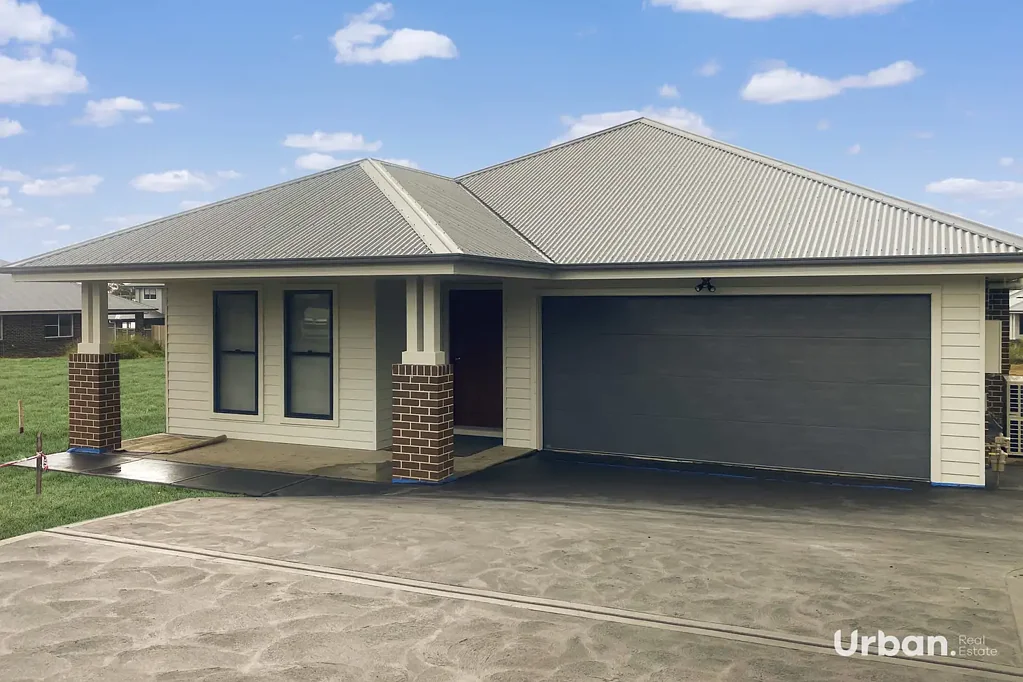 Stunning Large 5 Bedroom Home in Huntlee!