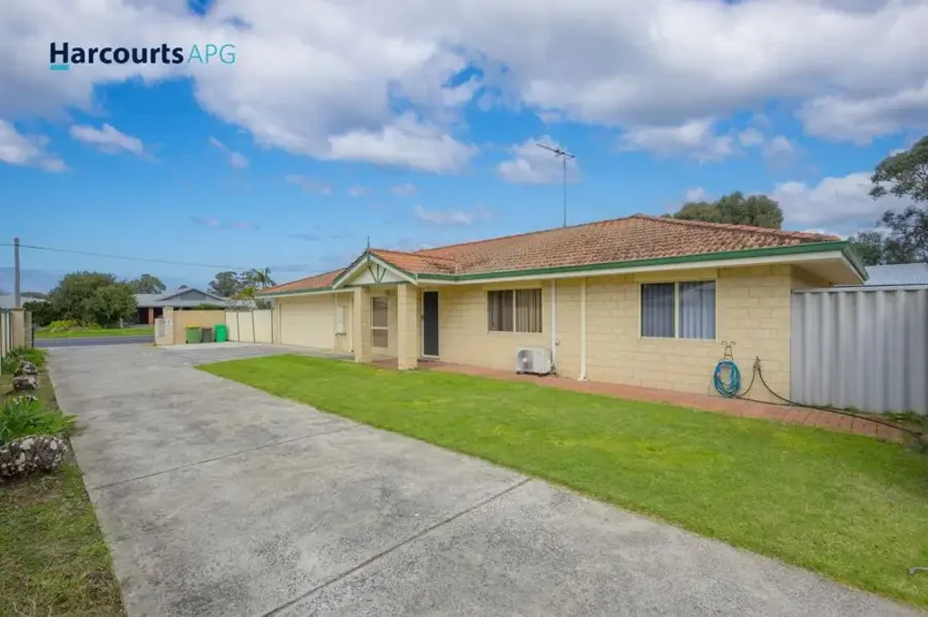 Glen Iris 3 Slaapkamer Immaculate 3x1 with Spa Bath, Side Access & Double Garage