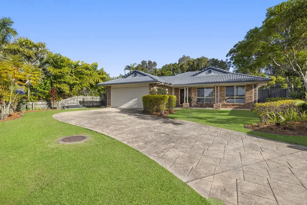 Currimundi 4 Bedroom Fantastic Family Package with Swimming Pool & Big Backyard!