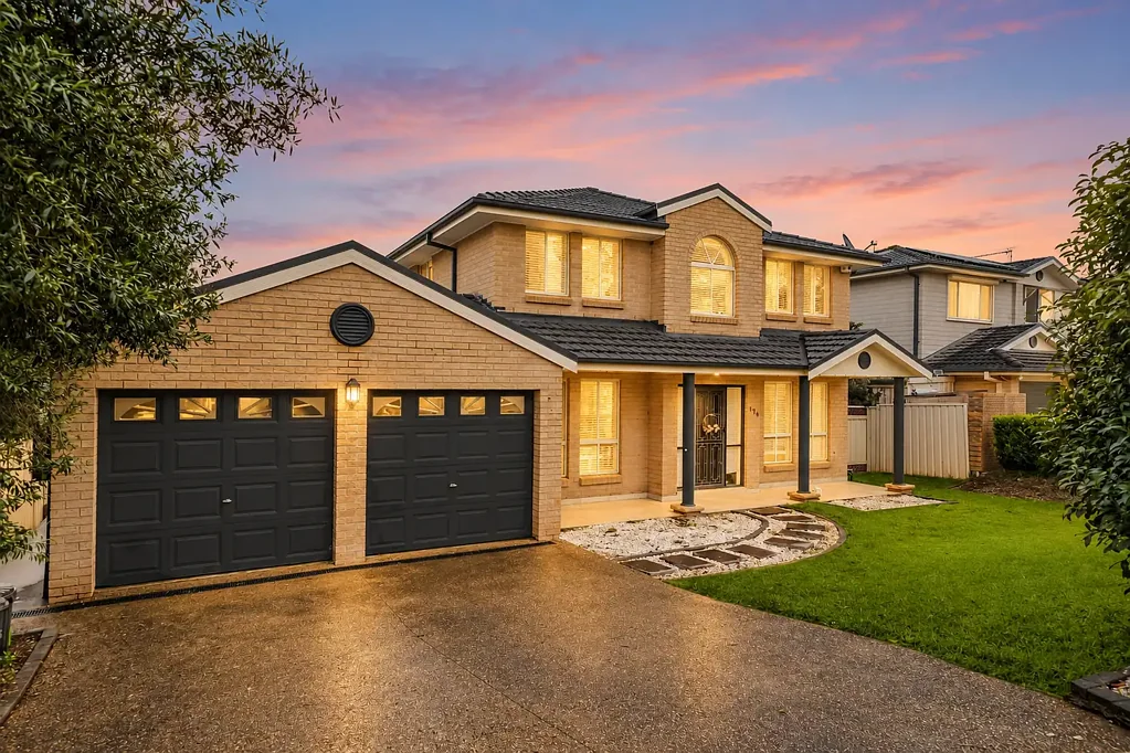 Currans Hill 4 Bedroom Spacious Family Living with Pool & Multiple Living Areas