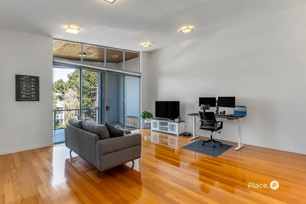 Bulimba 2chambre Top Floor, North-East Apartment with 2 Carparks and Storage