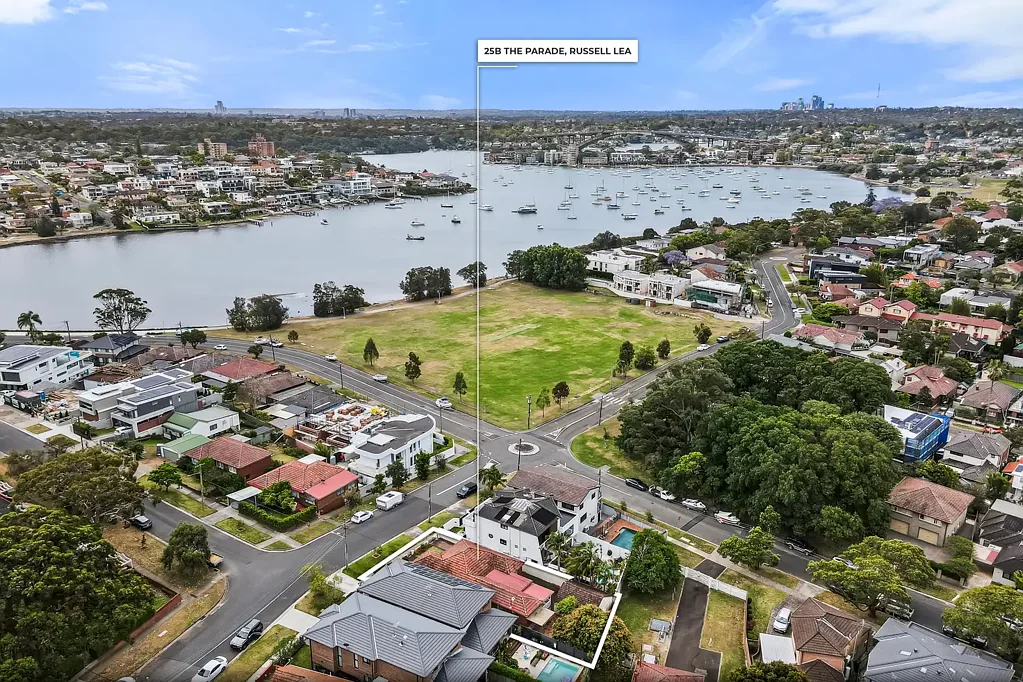 Russell Lea 4Phòng ngủ Prime Russell Lea Bayside Gem: 4-Bedroom Home with Views & Redevelopment Potential