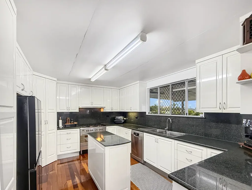 Point Vernon 4બેડરૂમ COASTAL BREEZES & VIEWS
SIDE ACCESS - BIG SHED - BRING THE TOYS!
DUAL LIVING POTENTIAL