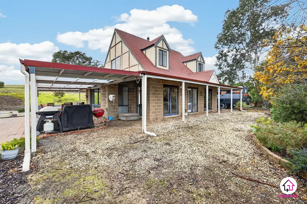 LARGE HOUSE ON 2.5 ACRES - $750 PW - AVAIL 1st October
