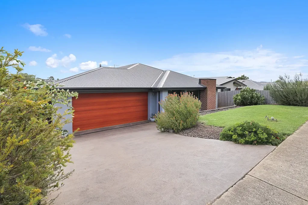Leongatha 4房  Spacious living with scenic outlooks