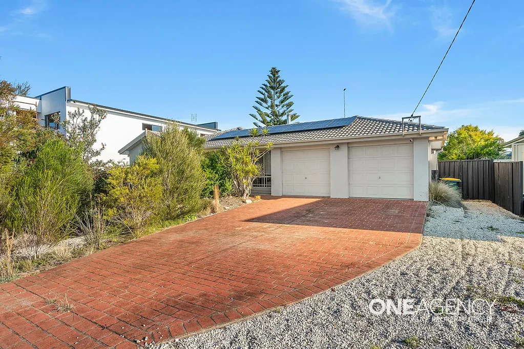 SPACIOUS FURNISHED FAMILY LIVING IN THE HEART OF VINCENTIA
