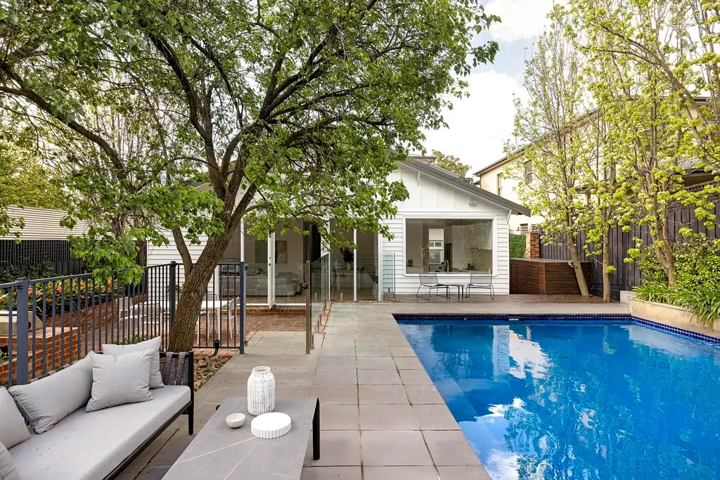 Glen Iris 4房 全新翻新住宅 Kustom Timber地板 SMEG/Miele厨房 Rossa Nova台面 太阳能泳池 灵活第二起居室 备受喜爱Glen Iris区 精英学校近便 Idyllic family living in a tightly held Glen Iris pocket