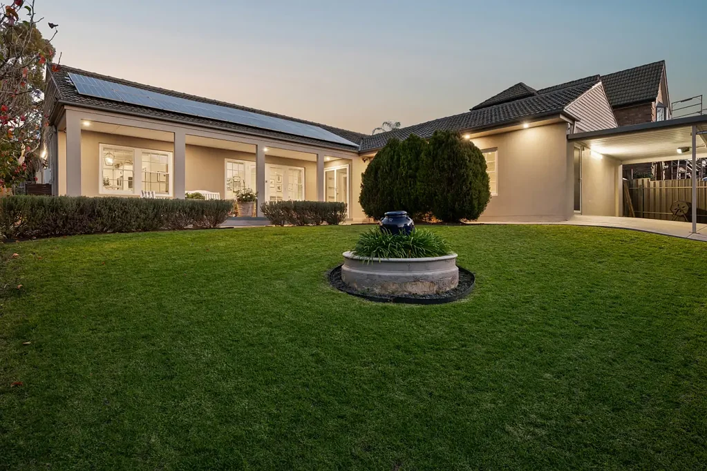 Mitcham 4બેડરૂમ Stand proud, spread out; a Mitcham haven where family living finds its flow…