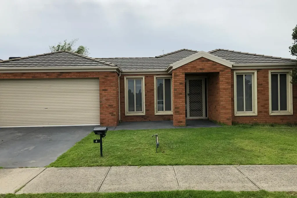 SPACIOUS- 4-BEDROOM FAMILY HOME IN A PRIME LYNBROOK LOCATION
