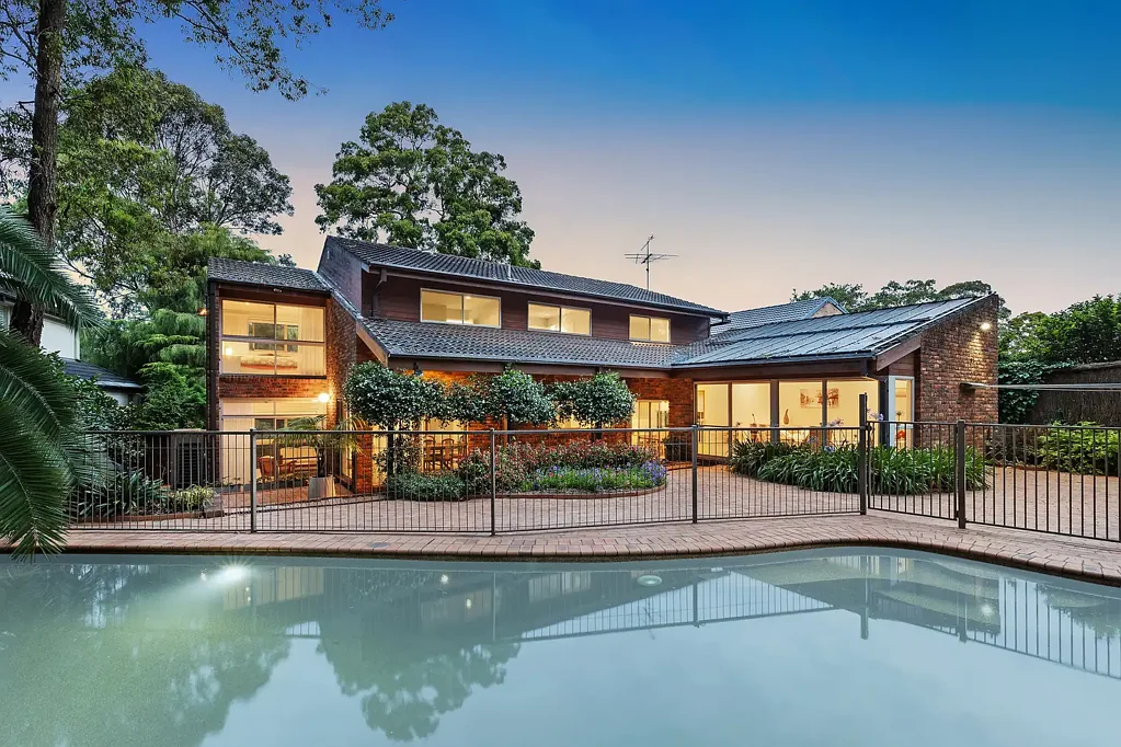 Pennant Hills 6房 死胡同静谧高地 大面积土地 游泳池 充足空间 理想社区 采光充足砖木房 成熟花园 Miele厨房 五卧两卫主卧套 多功能下层室 管道空调 双车库 学区房 M2便捷 Large family entertainer in blue ribbon enclave