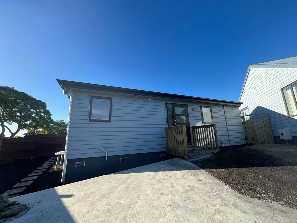 Stylish 2 Bed 1 Bath Unit in Farm Cove
