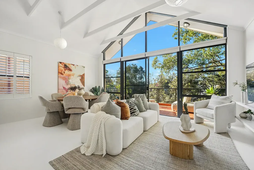Bondi Beach 2房 步行即达海滩 双车位锁车库 全新室内设计 阳光绿意景观 开放式生活区 优质电器配备 宽敞卧室浴室 Top Floor Boutique Apartment Bathed In Northern Light with a Double Lock-Up Garage