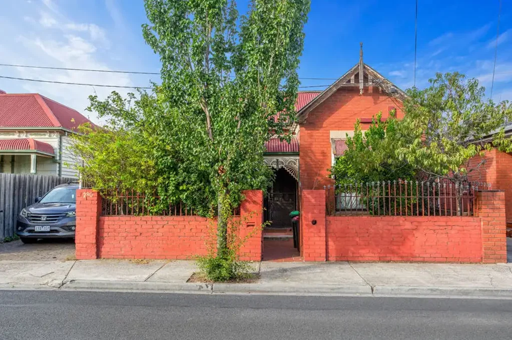 Brunswick 3房 红砖时期住宅 圆鼻阳台 街道吸引力 高天花板 双面朝向 近Anstey Station 步行商圈 Tuck Pointed, Period Gem in the Heart of Brunswick