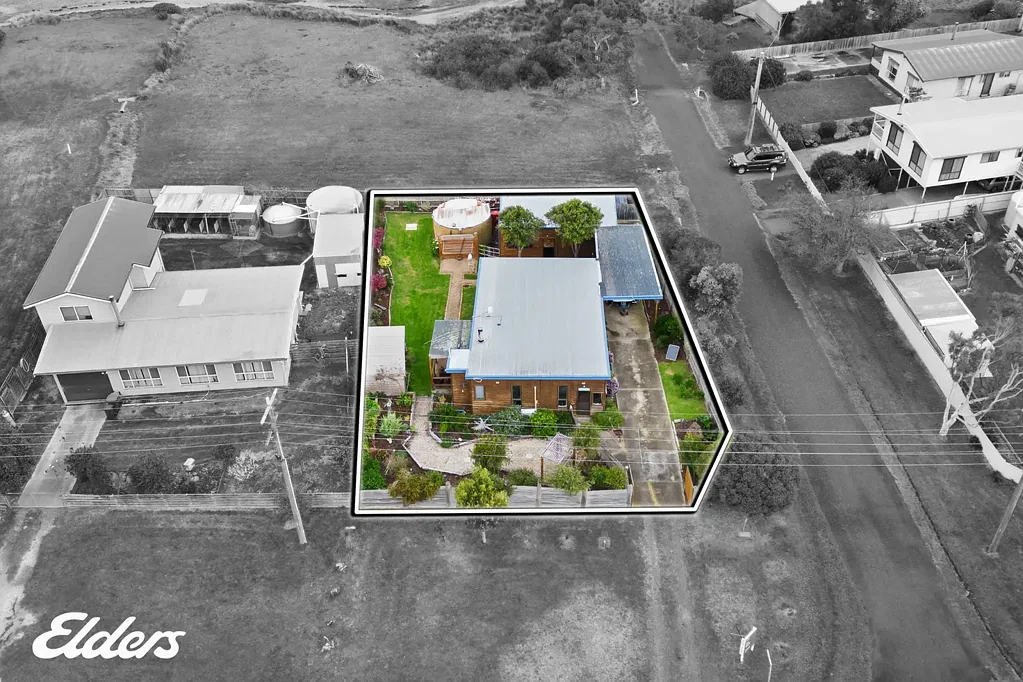 Mcloughlins Beach 3房  IDEAL LOCATION WITH WATER VIEWS!