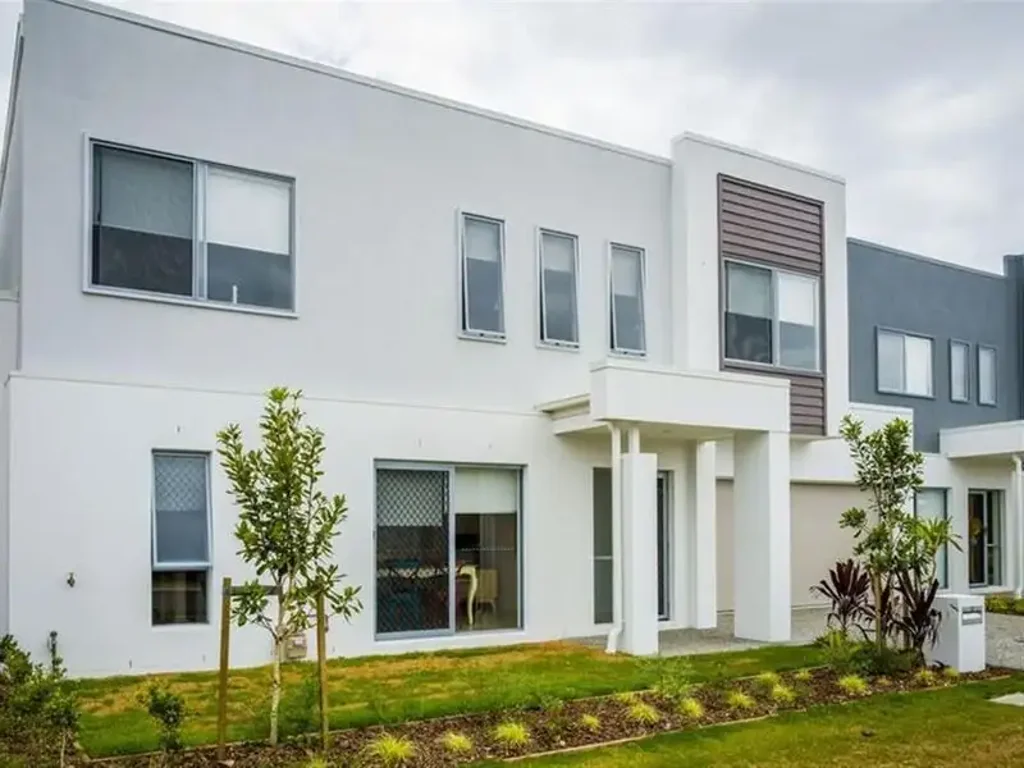 Modern Waterfront Lifestyle in the Heart of Hope Island