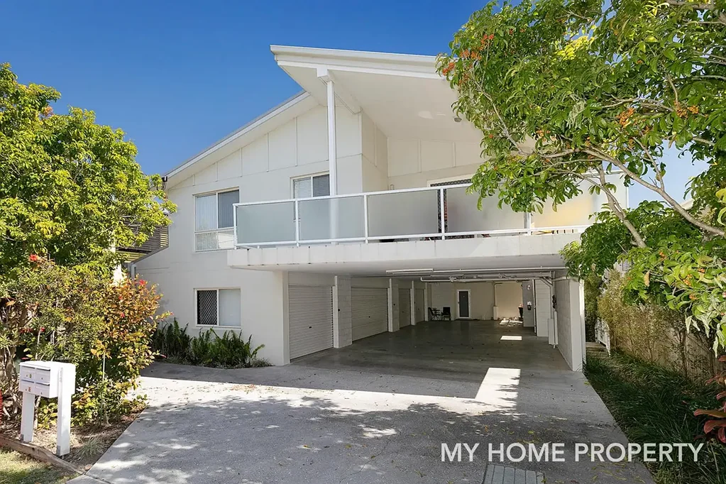 FANTSTIC TWO BEDROOM UNIT WITH DOUBLE LOCK UP GARAGE