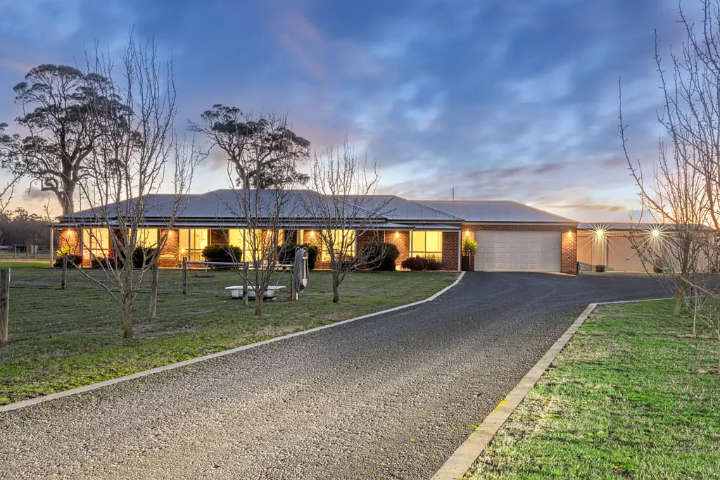 Haddon 4 Bedroom Contemporary Country Living with Designer Flair on 5 Acres