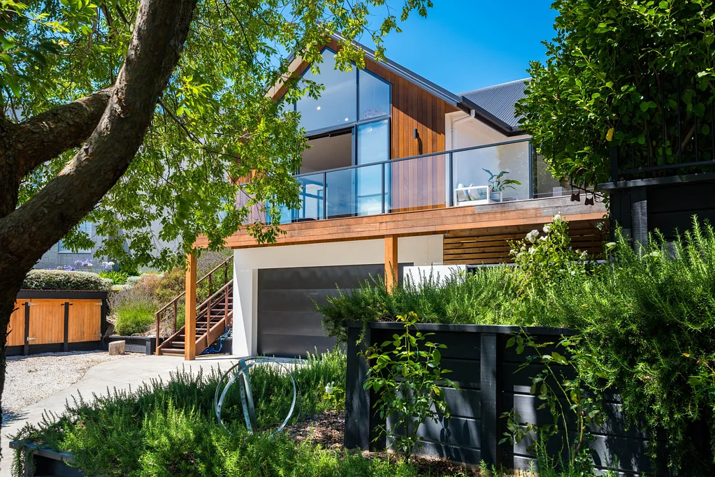 Fairhall 4房  Distinctive and contemporary – owner downsizing
