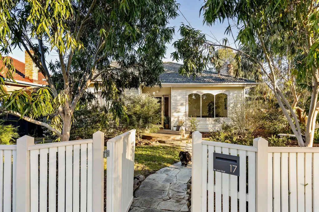 Fawkner 3غرفة نوم Tranquil Garden Residence in a Coveted Location